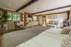 duża sypialnia z dużym łóżkiem i salonem w obiekcie The Old Cow Shed w mieście Grimston