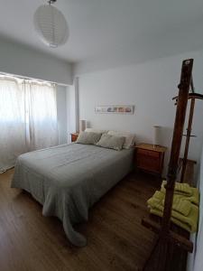 1 dormitorio con 1 cama y suelo de madera en Hermoso apartamento en Cdad de Bs As en Buenos Aires