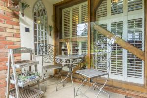 Holme next the SeaにあるThe Old Smithyのパティオ(椅子、テーブル、窓付) +13枚の写真