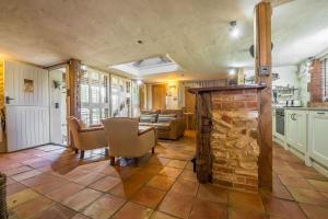 Holme next the SeaにあるThe Old Smithyのキッチン、リビングルーム(石造りの暖炉付)