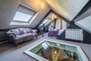 Holme next the SeaにあるThe Old Smithyの屋根裏のリビングルーム(大きな窓付)