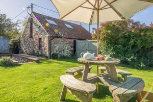 Holme next the SeaにあるThe Old Smithyのピクニックテーブル(椅子2脚、パラソル付)