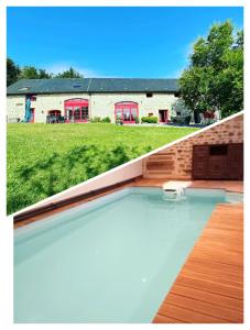 una piscina frente a una casa en Gîte Auverg'Nature, en Espinasse