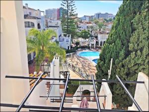 ein Blick vom Balkon eines Hauses in der Unterkunft 1 Bedroom Apartment in Pueblo Evita in Arroyo de la Miel