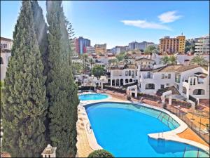 eine Draufsicht auf ein Schwimmbad in einer Stadt in der Unterkunft 1 Bedroom Apartment in Pueblo Evita in Arroyo de la Miel + 11 Fotos