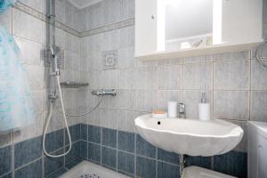 アテネにあるNeos kosmos 1 bedrm semi-basement flat by MPSのシャワー、洗面台、トイレ付きのバスルーム