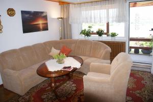 ein Wohnzimmer mit einem Sofa und einem Tisch in der Unterkunft Schöne Aussicht am Strand - ABC304 in Wismar