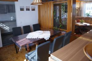 ein Esszimmer mit einem Tisch und Stühlen in der Unterkunft Schöne Aussicht am Strand - ABC304 in Wismar