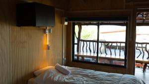 パンギプジにあるHostal Central Panguipulliのベッドルーム1室(ベッド1台付)、窓、バルコニーが備わります。 +31枚の写真