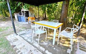 einen Tisch und Stühle unter einem Zelt in der Unterkunft Casa con PILETA al borde del RIO in Benavídez