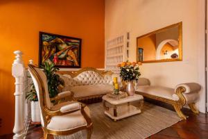 a living room with couches and a mirror at Casa Ámbar Cavelier in Cartagena de Indias