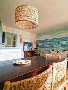 a dining room with a table with a plate on it at Petite Villa La Pantoufle au Domaine du Golf de Pinsolle in Soustons