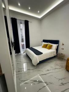 una camera da letto con un letto e un pavimento in marmo di Nanninella Guest House a Napoli