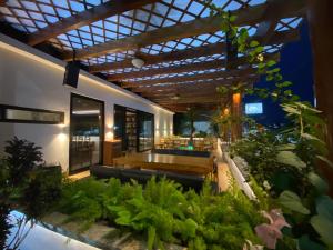 an outdoor patio with a table and some plants at Pumma Business Hotel in Canaã dos Carajás