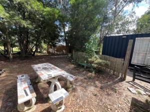 una mesa de picnic en un patio junto a una valla en Es Mi Rancho en Parque del Plata