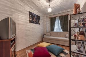 - un salon avec un canapé et une télévision dans l'établissement Villa Yazır, à Antalya