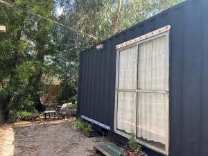 una casa azul con una ventana en un patio en Es Mi Rancho, en Parque del Plata