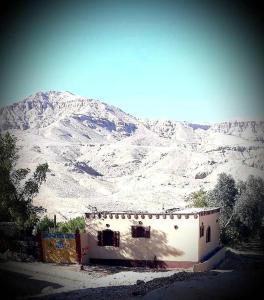 a building in front of a snow covered mountain at Mountain View House in ‘Ezbet Abu Ḥabashi