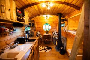 Kuchyň nebo kuchyňský kout v ubytování Burtree Country House, Tipi's, Treehouse & Lodge & house rooms with hot tubs in a private garden