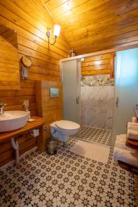 uma casa de banho com um WC, um lavatório e um chuveiro em Eden Bungalows and Beach em Koycegiz