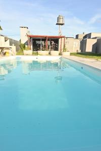 a large swimming pool in a house with a water fountain at Casa El Hornero Concepción del Uruguay in Concepción del Uruguay