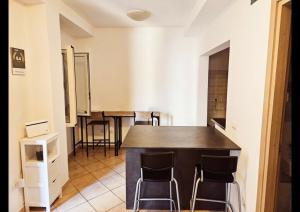 eine Küche mit einem Tisch und Stühlen im Zimmer in der Unterkunft Dream House Fiumicino in Fiumicino