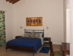 ein Schlafzimmer mit einem Bett und einem Wandgemälde in der Unterkunft Tana Dell'Orso in Ponsacco