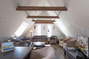 a living room with leather chairs and a table at Lodge am Oxenweg in Husum