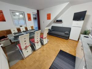 - un salon avec une table, des chaises et un canapé dans l'établissement Terme Catez 195 APARTMA JO-MA, à Brežice