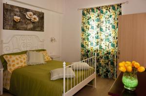 a bedroom with a bed with a green blanket at Tana Dell'Orso in Ponsacco