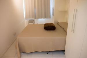 een kleine kamer met een bed met een handdoek erop bij Executive In - Ideal para família in Rio de Janeiro