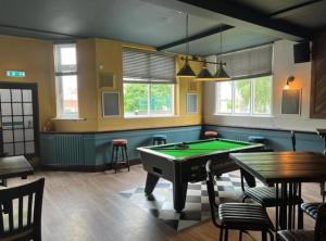 una habitación con una mesa de billar en un bar en The Wheatley Hotel, en Doncaster