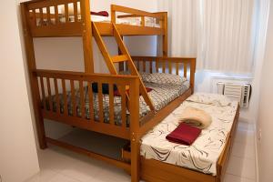 quelques lits superposés dans une chambre dans l'établissement Ideal para famílias! Muita segurança, à Rio de Janeiro