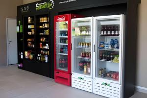 zwei Coca-Cola-Kühlschränke in einem Laden in der Unterkunft Loft Executivo - Ideal para família. in Rio de Janeiro