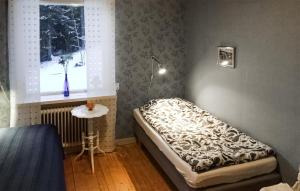 Habitación pequeña con cama y ventana en Amazing Home In Jrpen With House A Mountain View en Järpen