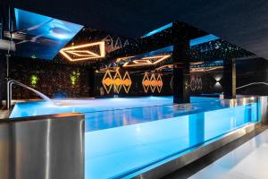 Białka TatrzanskaAparthotel Diamond SPA Aqua的一间夜总会,灯光蓝色,舞池
