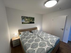 - une chambre avec un lit et une lampe sur une table dans l'établissement Seerose, à Versmold