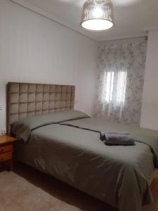 Un dormitorio con una cama grande y una lámpara. en Luxury port apartments, en Torrevieja 11 fotos más