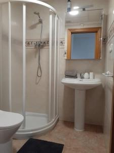 un baño con ducha y lavabo en Luxury port apartments, en Torrevieja