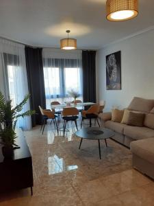 una sala de estar con un sofá y una mesa en Luxury port apartments, en Torrevieja