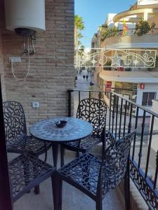 Una mesa y sillas en un balcón. en Luxury port apartments, en Torrevieja