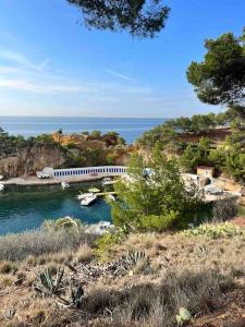 a bridge over a body of water next to the ocean at Joli Appartement au centre de carry le rouet in Carry-le-Rouet