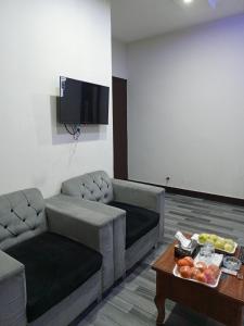 A television and/or entertainment centre at Decent Lodge Guest House