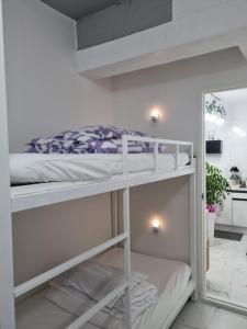 Katil dua tingkat atau katil-katil dua tingkat dalam bilik di Sinami