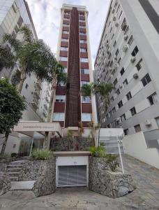 un gran edificio de apartamentos con una escalera delante de él en Apto Centro Floripa 01, en Florianópolis