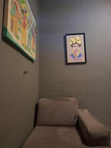 une chambre avec un canapé et une photo sur le mur dans l'établissement Casa Frida 3, à Natal