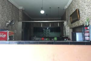 eine Bar in einem Restaurant mit einer Arbeitsplatte in der Unterkunft Hotel Mulia Tiza in Binjai