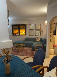 - un salon avec un canapé et une table dans l'établissement Charming two bedroom apartment, à Carvoeiro