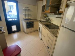 eine Küche mit einem Kühlschrank und einem Geschirrspüler in der Unterkunft Charming two bedroom apartment in Carvoeiro