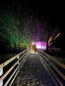 Fotografie z fotogalerie ubytování Burtree Country House, Tipi's, Treehouse & Lodge & house rooms with hot tubs in a private garden v destinaci Thirsk